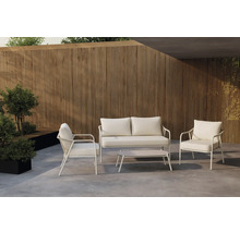 Trädgårdsset med soffa, fåtölj och bord framför trävägg