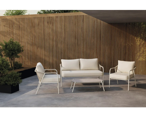 Trädgårdsset med soffa, fåtölj och bord framför trävägg