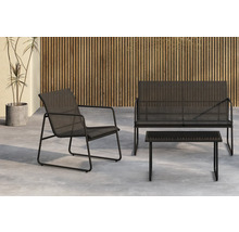 Trädgårdsset bestående av bänk, fåtölj och bord framför en trävägg