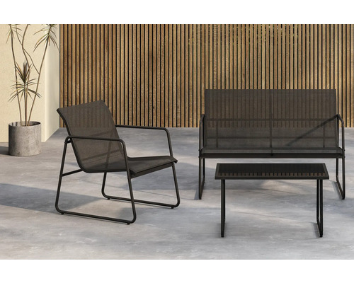 Trädgårdsset bestående av bänk, fåtölj och bord framför en trävägg