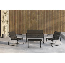 Trädgårdsmöbelset med två stolar, en bänk och ett bord framför en trävägg