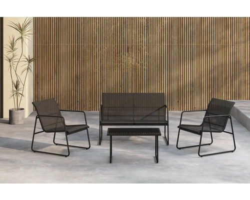 Trädgårdsmöbelset med två stolar, en bänk och ett bord framför en trävägg