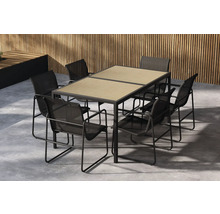 Uteplats med rektangulärt bord och sex stolar