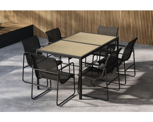 Uteplats med rektangulärt bord och sex stolar