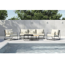 Utomhusscen med soffa, fåtöljer och soffbord bredvid en pool