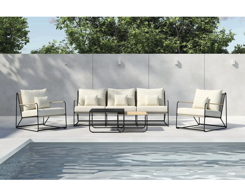 Utomhusscen med soffa, fåtöljer och soffbord bredvid en pool