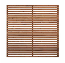 Insynsskydd av trä med horisontella lameller