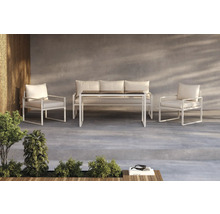 Terrassscen med soffa, bord och stolar i metall och kuddar