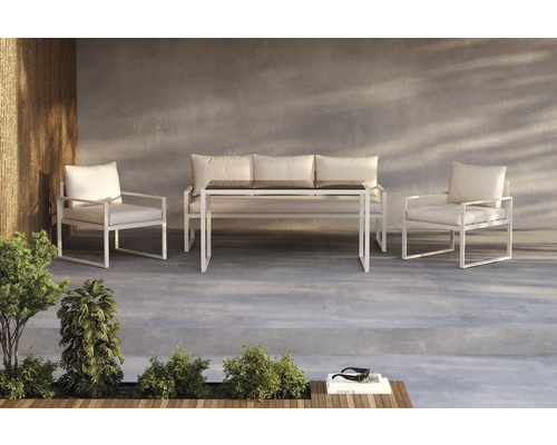Terrassscen med soffa, bord och stolar i metall och kuddar