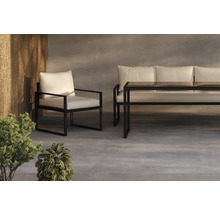 Trädgårdsmöbelset med fåtölj, soffa och bord på terrassen