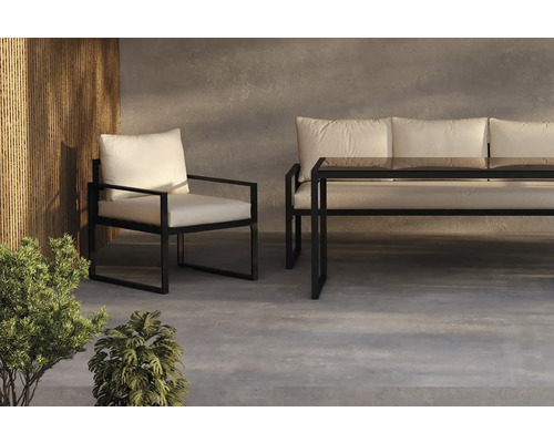 Trädgårdsmöbelset med fåtölj, soffa och bord på terrassen