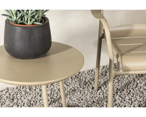 Scen med litet bord, stol och krukväxt för utomhusbruk