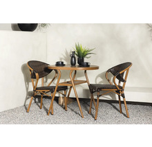 Uteplatsgrupp med två stolar och dekoration på grus