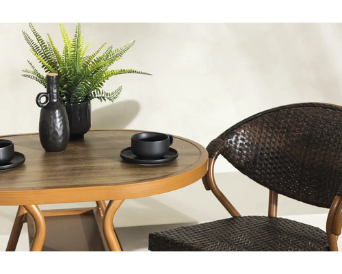 Miljöbild med trädgårdsbord, stol, växt och koppar