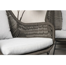 Närbild av en trädgårdsfåtölj med rottingutseende och sittdyna