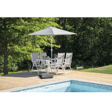 Trädgårdsmöbelgrupp med parasoll bredvid poolen på trädäck