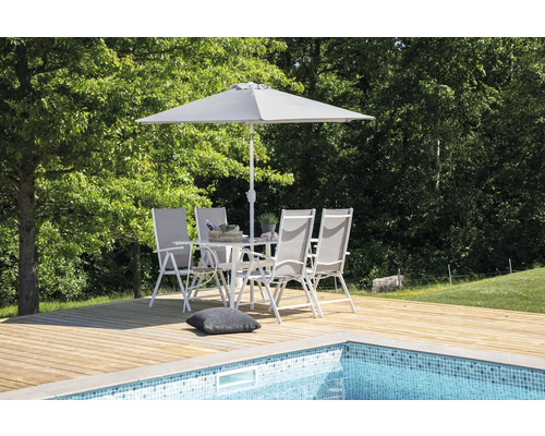 Trädgårdsmöbelgrupp med parasoll bredvid poolen på trädäck
