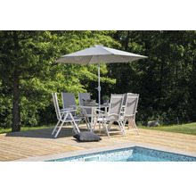 Trädgårdsscen med parasoll, trädgårdsbord och trädgårdsstolar på en träterrass bredvid en pool