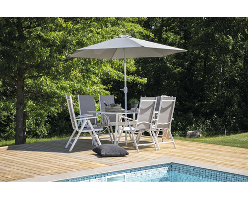 Trädgårdsscen med parasoll, trädgårdsbord och trädgårdsstolar på en träterrass bredvid en pool