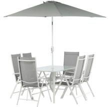 Trädgårdsmöbelset med sex stolar, ett bord och ett parasoll