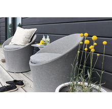 Två grå loungestolar med kuddar på en träterrass med drycker och snacks.