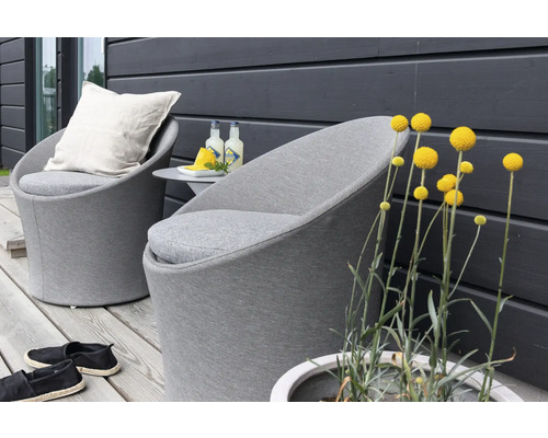 Två grå loungestolar med kuddar på en träterrass med drycker och snacks.