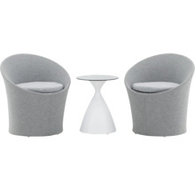 Två grå loungestolar med ett vitt bord