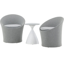 Två grå loungestolar med ett vitt sidobord