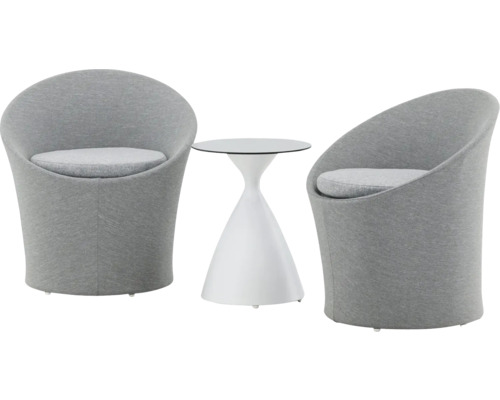 Två grå loungestolar med ett vitt sidobord