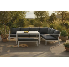 Trädgårdsgrupp med hörnsoffa, bord och bänk på en träaltan