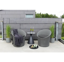 Uteplats med två fåtöljer, sidobord och drycker för utomhusbruk