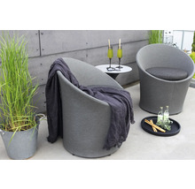 Miljöbild med två loungestolar, sidobord och utomhusdekoration.