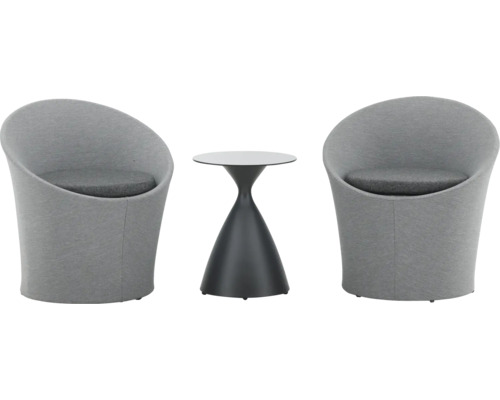 Två fåtöljer med ett litet bord för utomhusbruk