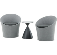 Två grå fåtöljer och ett sidobord