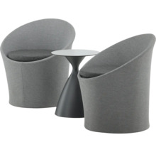 Två grå fåtöljer med ett litet bord