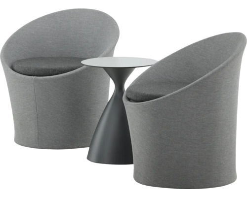 Två grå fåtöljer med ett litet bord