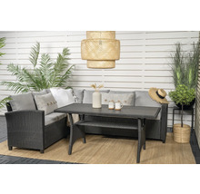 Terrass med rottinggrupp, bord och dekorationer