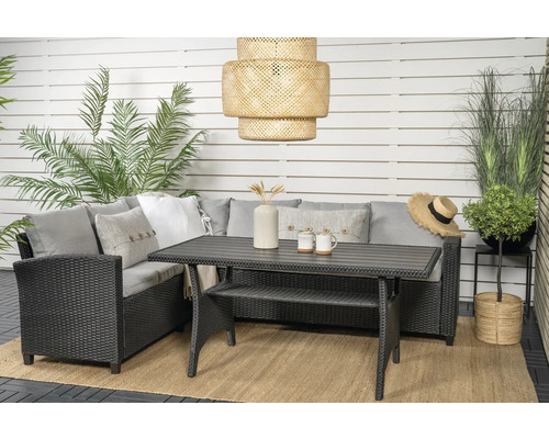 Terrass med rottinggrupp, bord och dekorationer