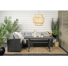 Uteplats med möbler, bestående av en sittgrupp med kuddar, ett bord med bänk, en hängande lampa och olika växter.