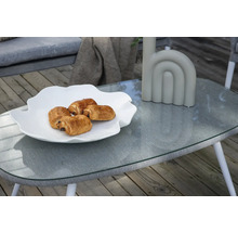 Scen med frukost på ett trädgårdsbord