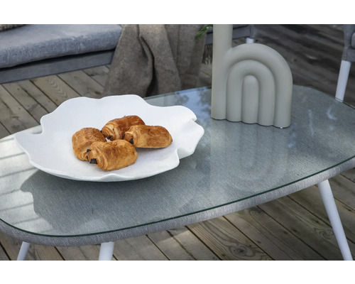 Scen med frukost på ett trädgårdsbord