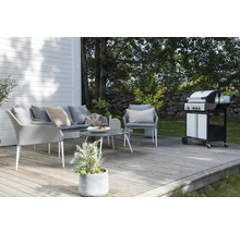 Terrass med loungemöbler och grill