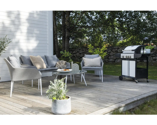 Terrass med loungemöbler och grill