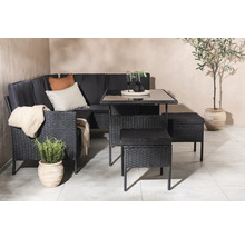 Utemöbelset med bord, hörnsoffa och pallar av polyrotting