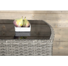 Trädgårdsbord med glasskiva och två fikon i en skål