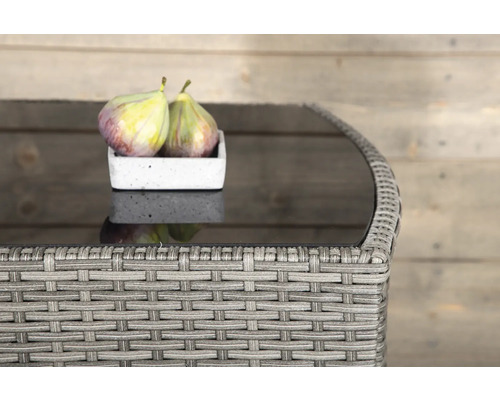 Trädgårdsbord med glasskiva och två fikon i en skål