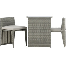 Trädgårdsmöbelset i rotting med bord och två stolar