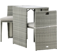 Grå balkongset med bord och två stolar