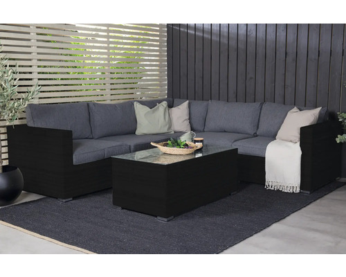 Trädgårdsscen med hörnsoffa, soffbord med glasskiva och matta