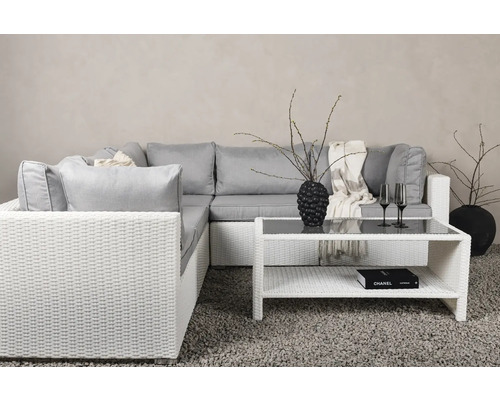 Trädgårdsmöbelgrupp med rottingsoffa, bord och dekoration